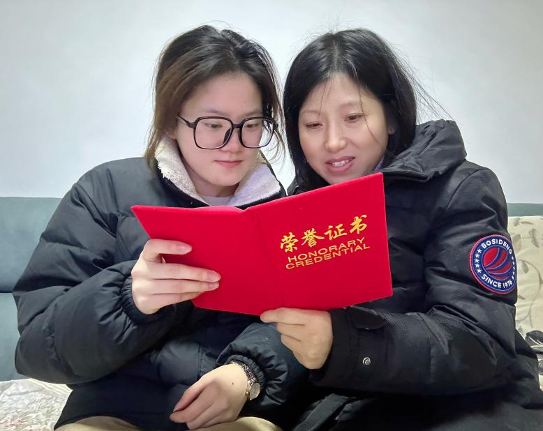 说明: 大数据2301蒋雯玉和母亲共同欣赏荣誉证书 说明: 大数据2301蒋雯玉和母亲共同欣赏荣誉证书