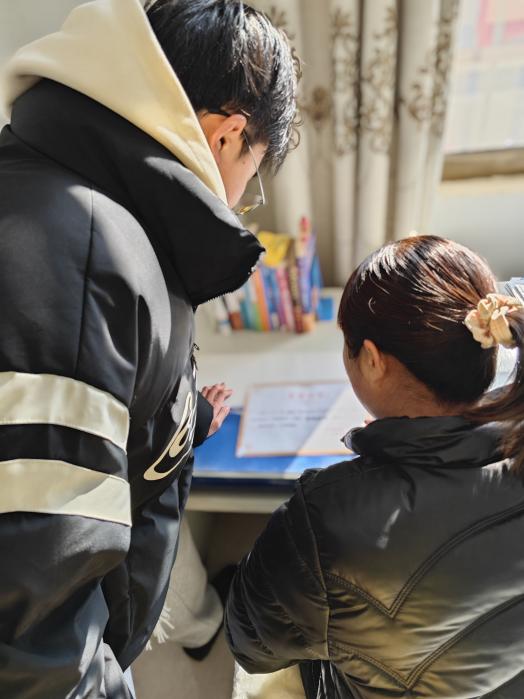 说明: 物联网2301季航与母亲一同欣赏所获证书 说明: 物联网2301季航与母亲一同欣赏所获证书